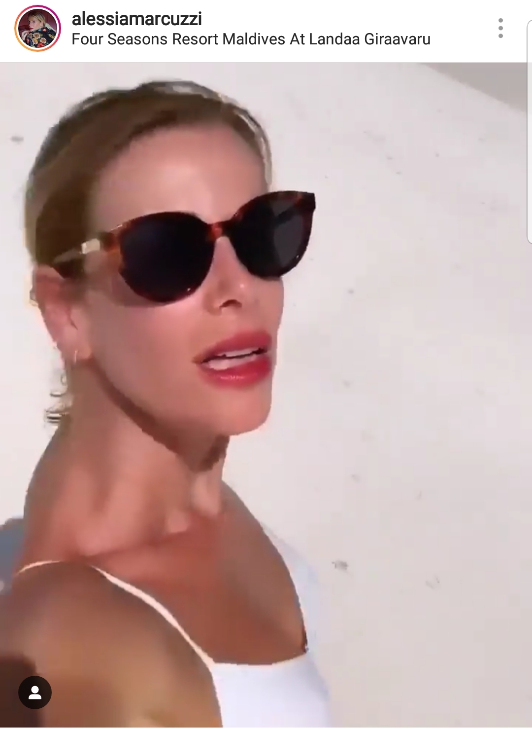 Alessia Marcuzzi Capodanno Alle Maldive Fisico Da Urlo In Bikini Bianco Con Lei Il Marito E L