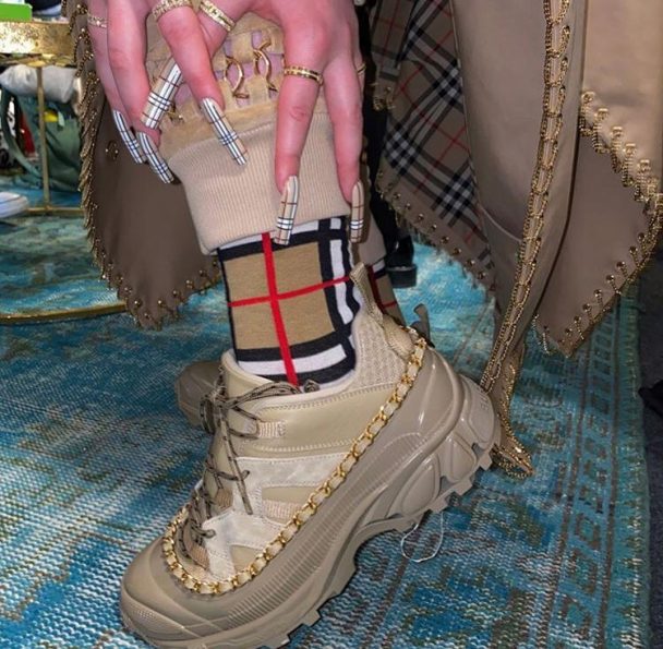 Brit Awards 2020 Billie Eilish: la nail art Burberry super ...